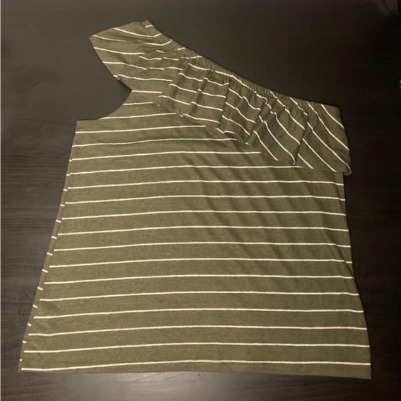 🍃Pick 3/$21- Old Navy Green One Shoulder Ruffled Tank Top- Size M - Picture 4 of 4